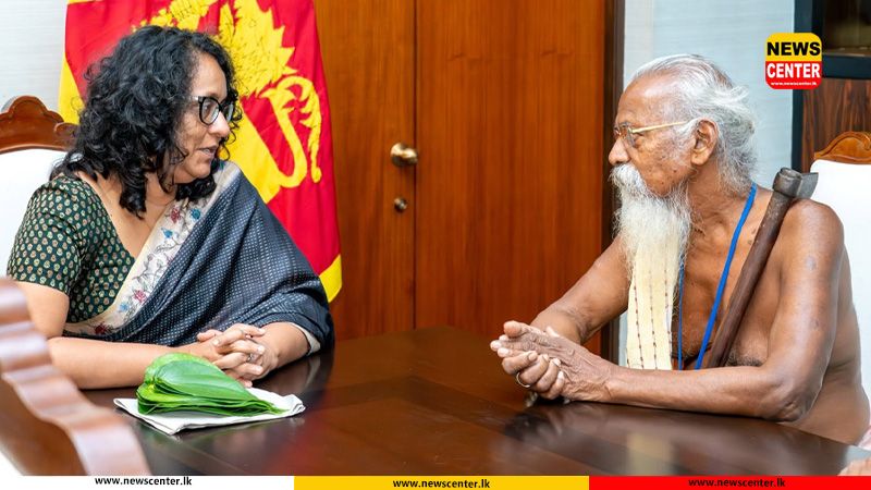 අගමැතිනිය සහ ආදිවාසී නායකයා අතර හමුවක්