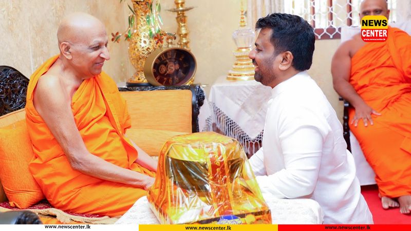 ජනපති මල්වතු මහා නාහිමි බැහැදැක අලුත් අවුරුද්දට ආශිර්වාද ලබාගනී