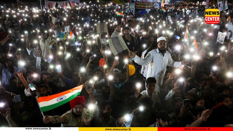 අධ්යාපන ඇමතිගේ ඉල්ලා අස්වීමට බලකරමින්, ඉන්දියාවේ ‘කැරපොත්තන්ගේ ව්යාපාරය’ පාර්ලිමේන්තුව වටලයි