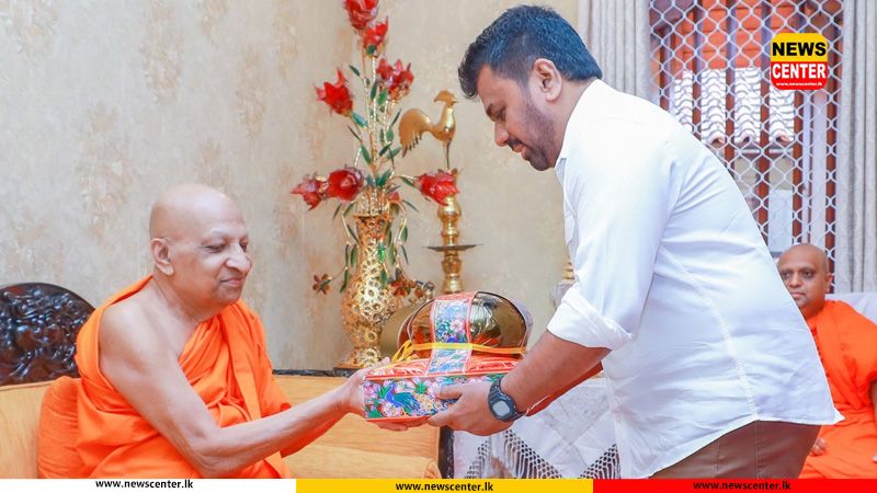 President briefs Malwathu Chapter Mahanayake Thera on disaster relief programmes