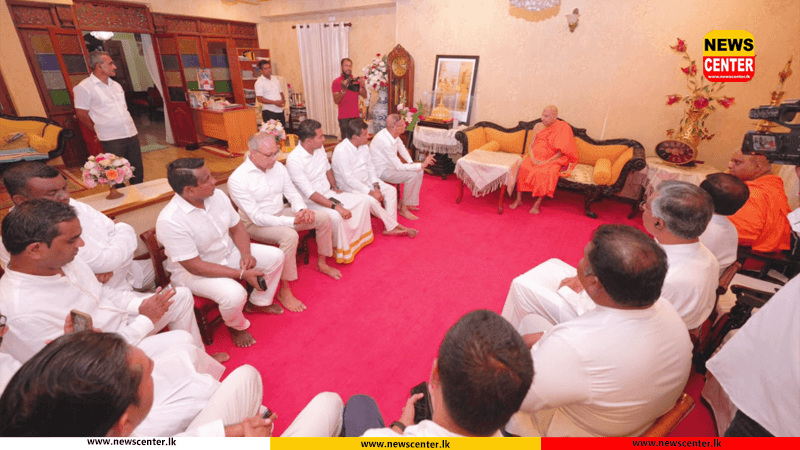 ජනතාවාදී ඒකාබද්ධ විපක්ෂ නායකයින් මල්වතු මහානායක හිමිපාණන් බැහැදකී 